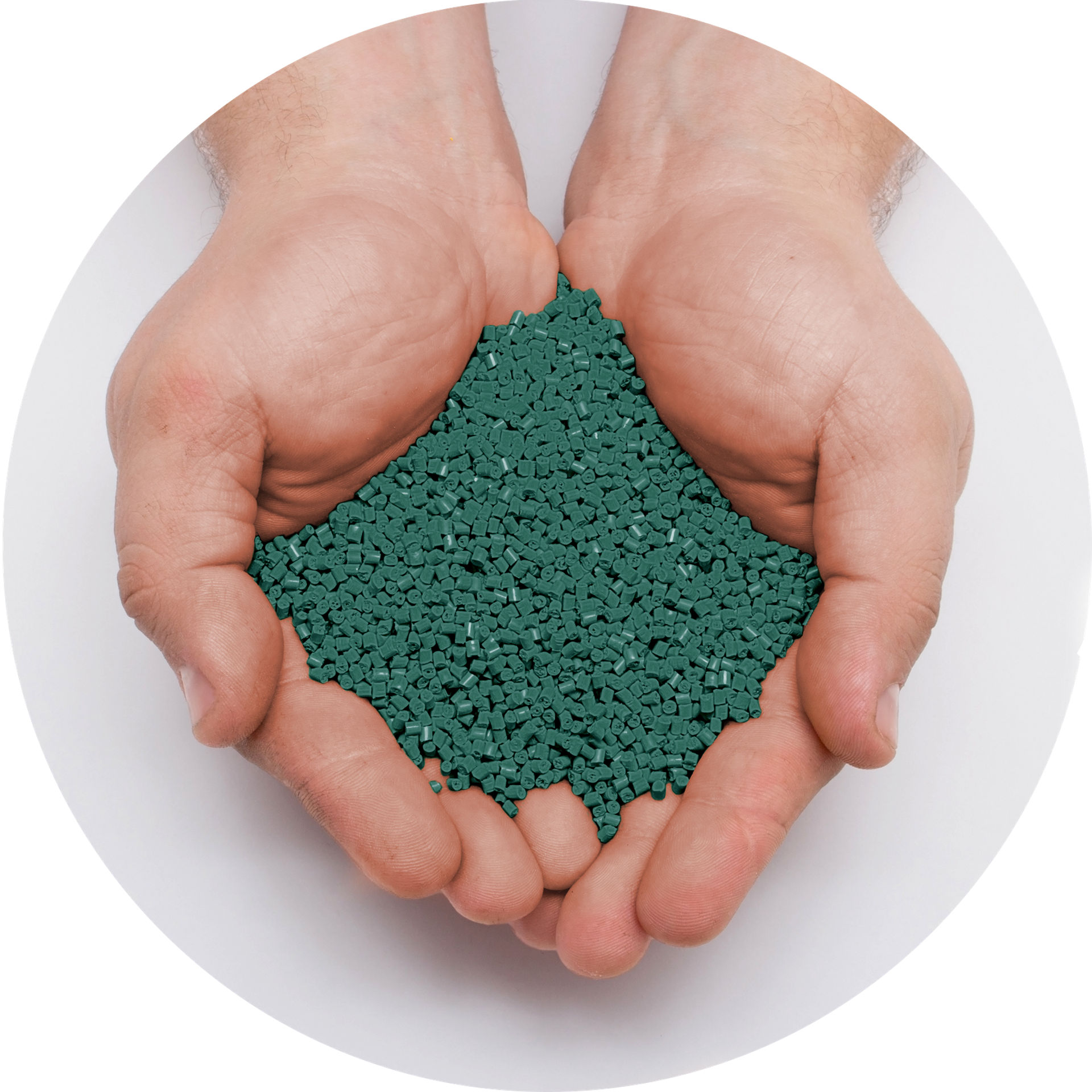 Recyceltes Plastikgranulat liegen in offenem Paar Hände