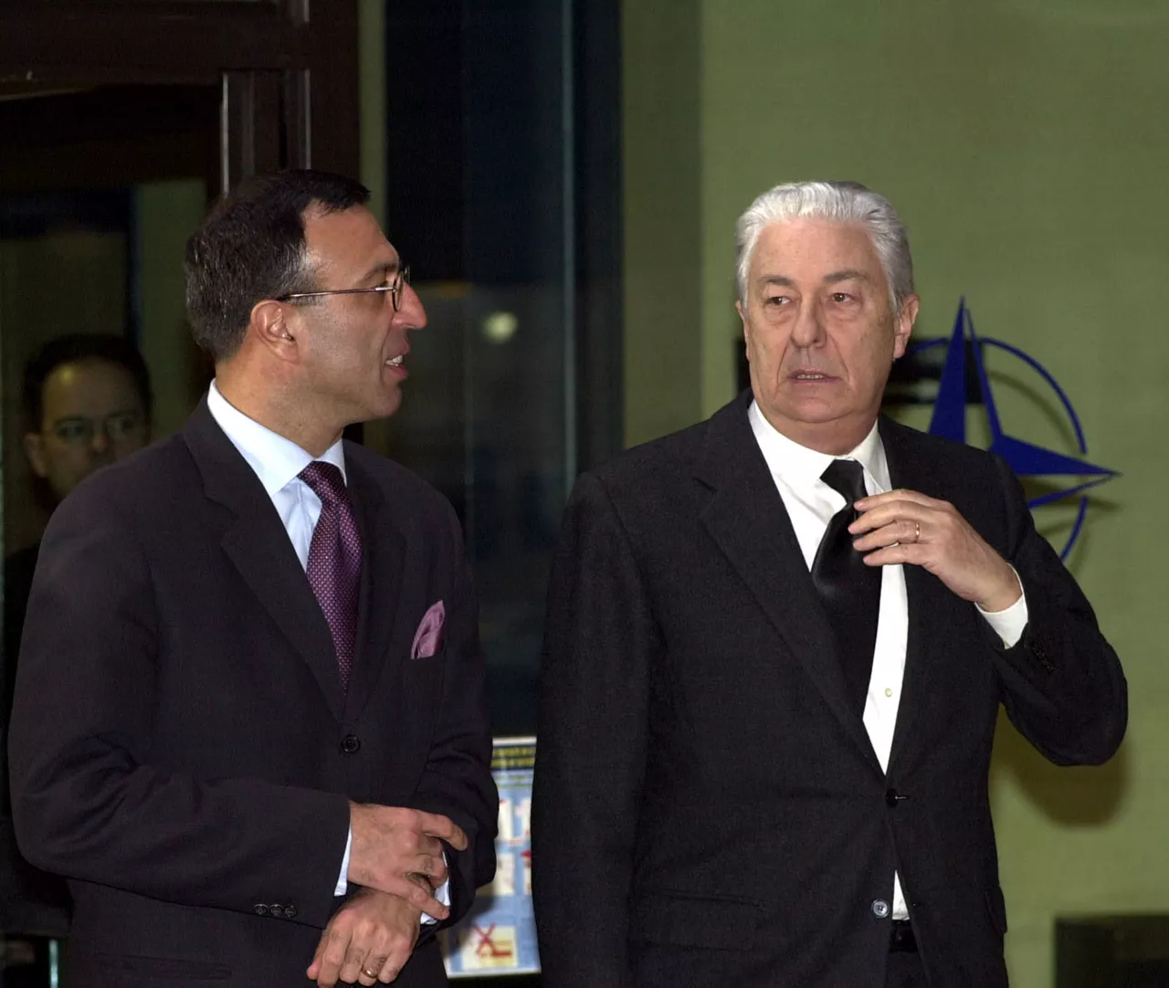 5th March 2001
Visit to NATO by the President of Bulgaria, Petar Stoyanov.
Left to right:  Departure President Stoyanov with Ambassador Sergio Balanzino (Deputy Secretary General).

