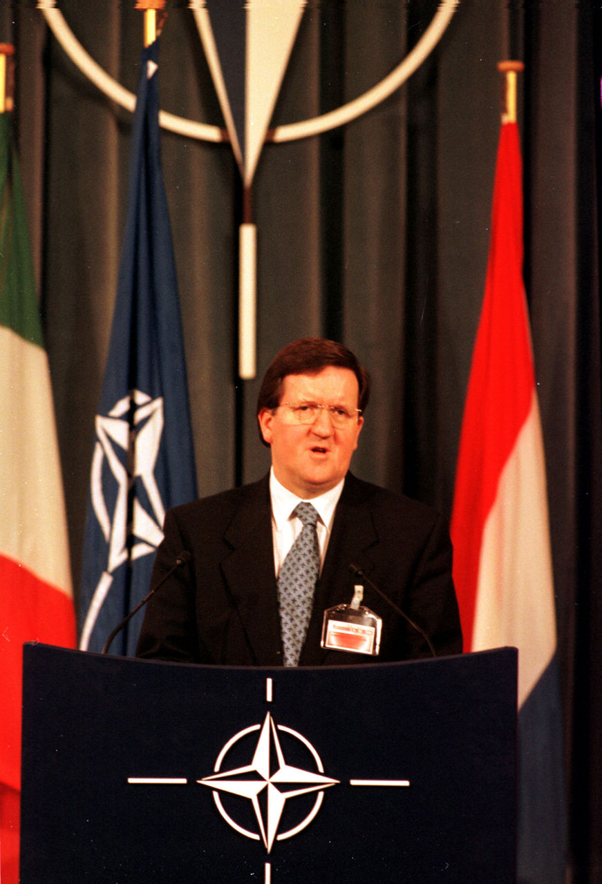 5th December 2000
Meetings of the Defence Ministers.
NATO-Russia Permanent Joint Council (PJC) Press Conference
- NATO Secretary General, Lord Robertson.        

