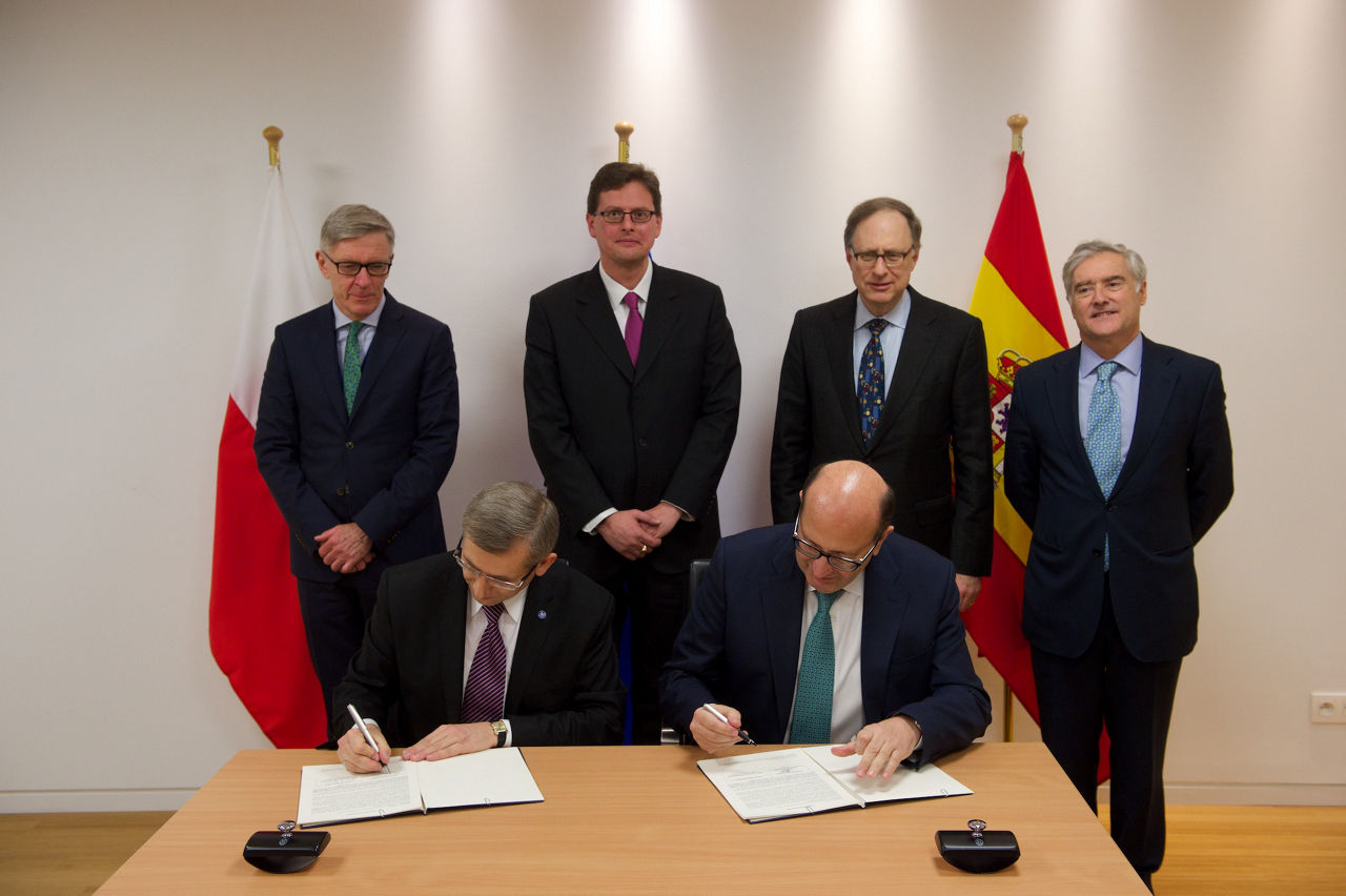 Left to right:  Polish Permanent Representative to NATO Jacek Najder, Chairman of the International Board of Auditors,  Charilaos Charisis, NATO Deputy Secretary General Alexander Vershbow and the Spanish Permanent Representative to NATO Miguel Aguirre de Carcer. Seated: President of the Polish Supreme Audit Court, Krzysztof Kwiatkowski and President of the Spanish Supreme Audit Court, Ramon Alvarez de Miranda