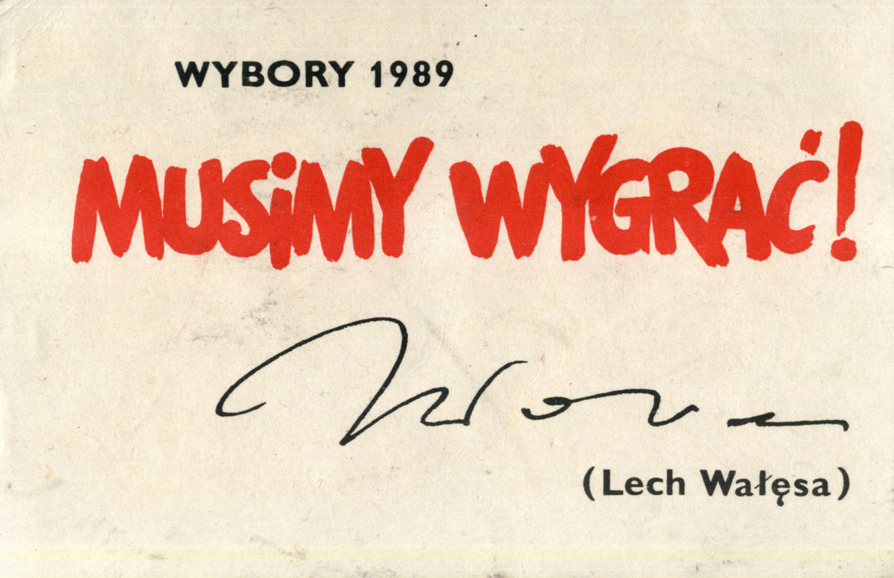Karta okolicznoociowa.
Napis: "Wybory 1989 MUSIMY WYGRAA Lech Wa3esa".

Zbiory Archiwum Opozycji Oorodka KARTA