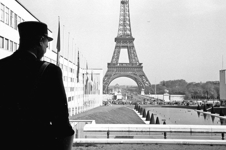 Le Palais de Chaillot, situé en face de la tour Eiffel, lorsqu'il abritait le siège de l'OTAN
