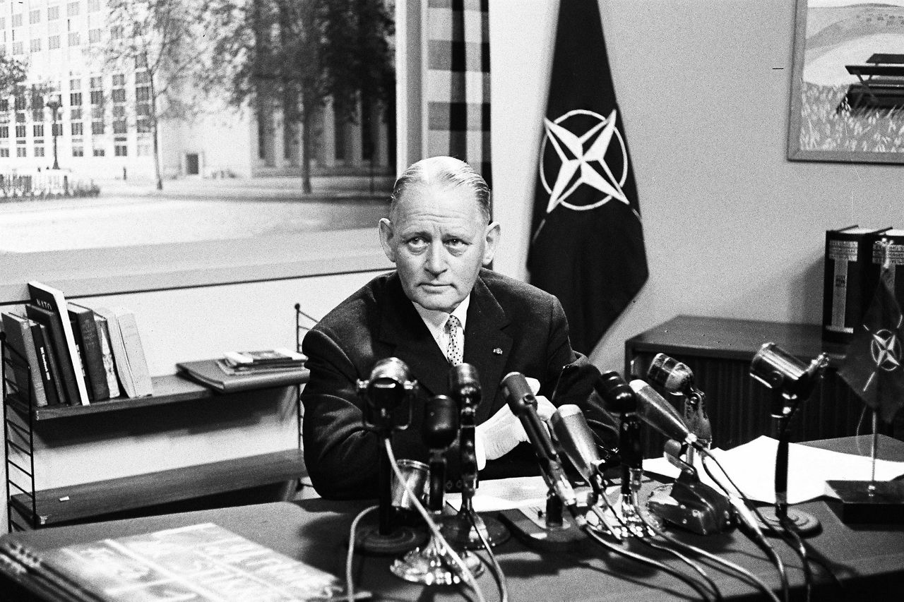 20161124_nato-leaders_sticker2