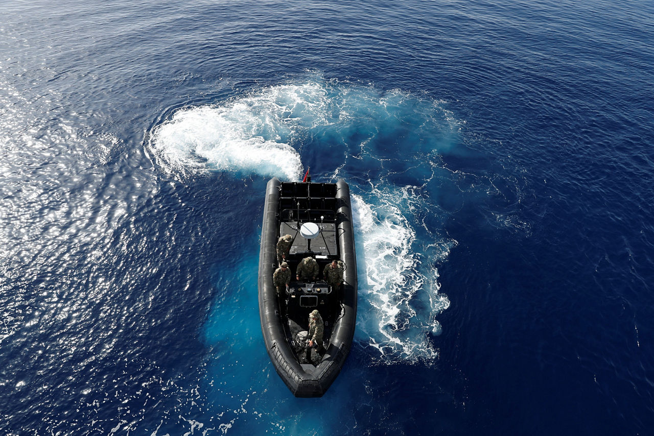 Commandos turn their boat around during exercise Dynamic Monarch 2017, a submarine search-and-rescue exercise held off the coast of Marmaris in south-western Türkiye. (Photo © Reuters/Murad Sezer)