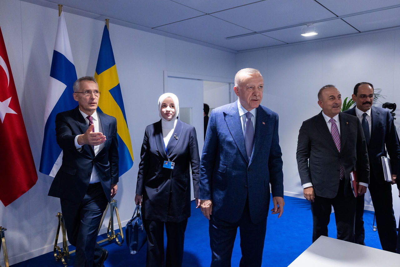 Left and right: NATO Secretary General Jens Stoltenberg and Recep Tayyip Erdoğan (President of Türkiye)