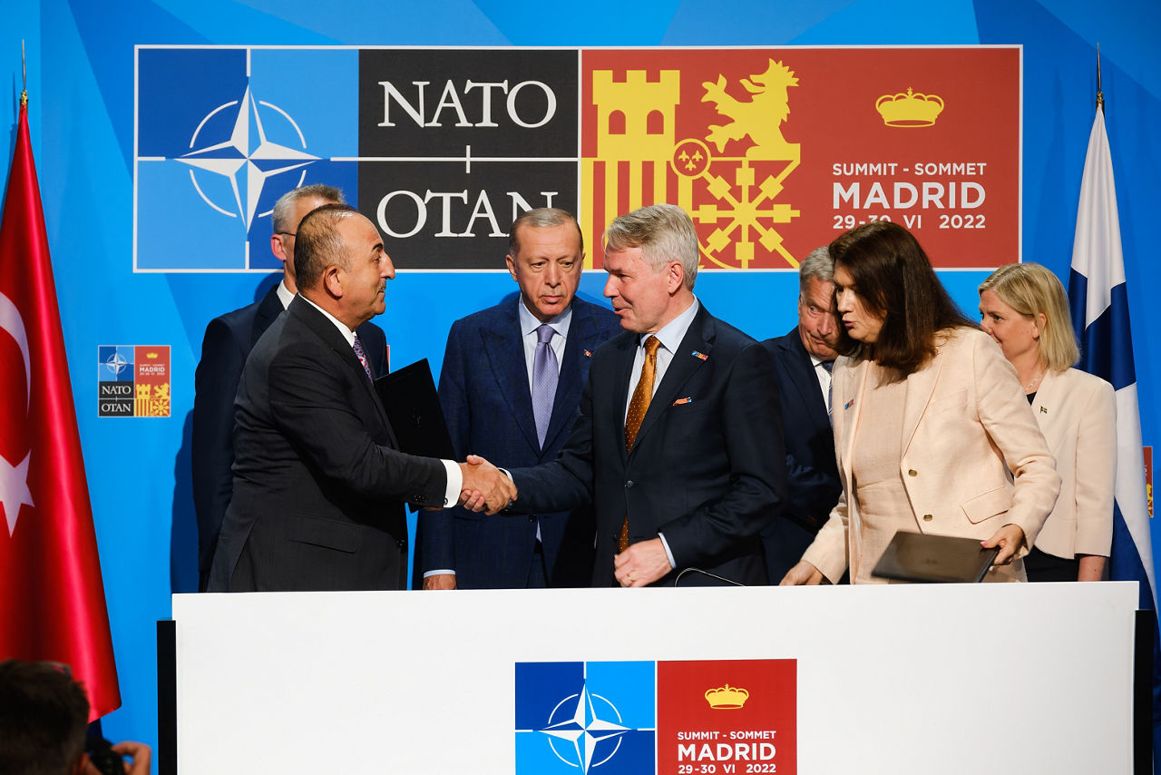 Left to right: Mevlut Cavusoglu (Minister of Foreign Affairs,  Türkiye) shaking hands with Pekka Haavisto (Minister of Foreign Affairs, Finland)
Centre: President Recep Tayyip Erdogan (Türkiye)