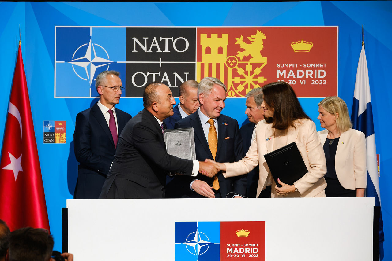 Left to right: Mevlut Cavusoglu (Minister of Foreign Affairs, Türkiye) shaking hands with Ann Linde (Minister of Foreign Affairs, Sweden)
Centre: Pekka Haavisto (Minister of Foreign Affairs, Finland)