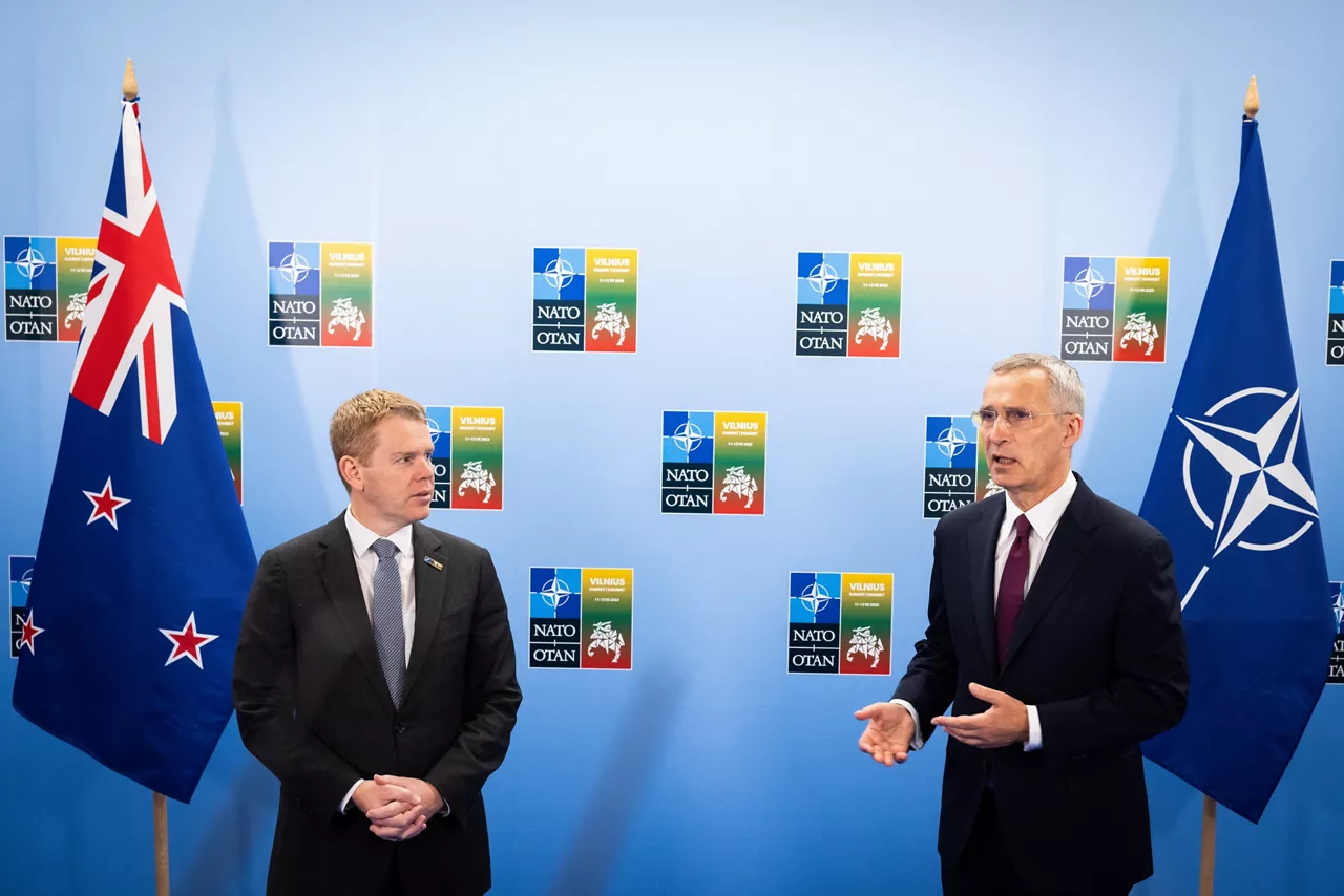 Left to right: Christopher Hipkins (Prime Minister of New Zealand) with NATO Secretary General Jens Stoltenberg