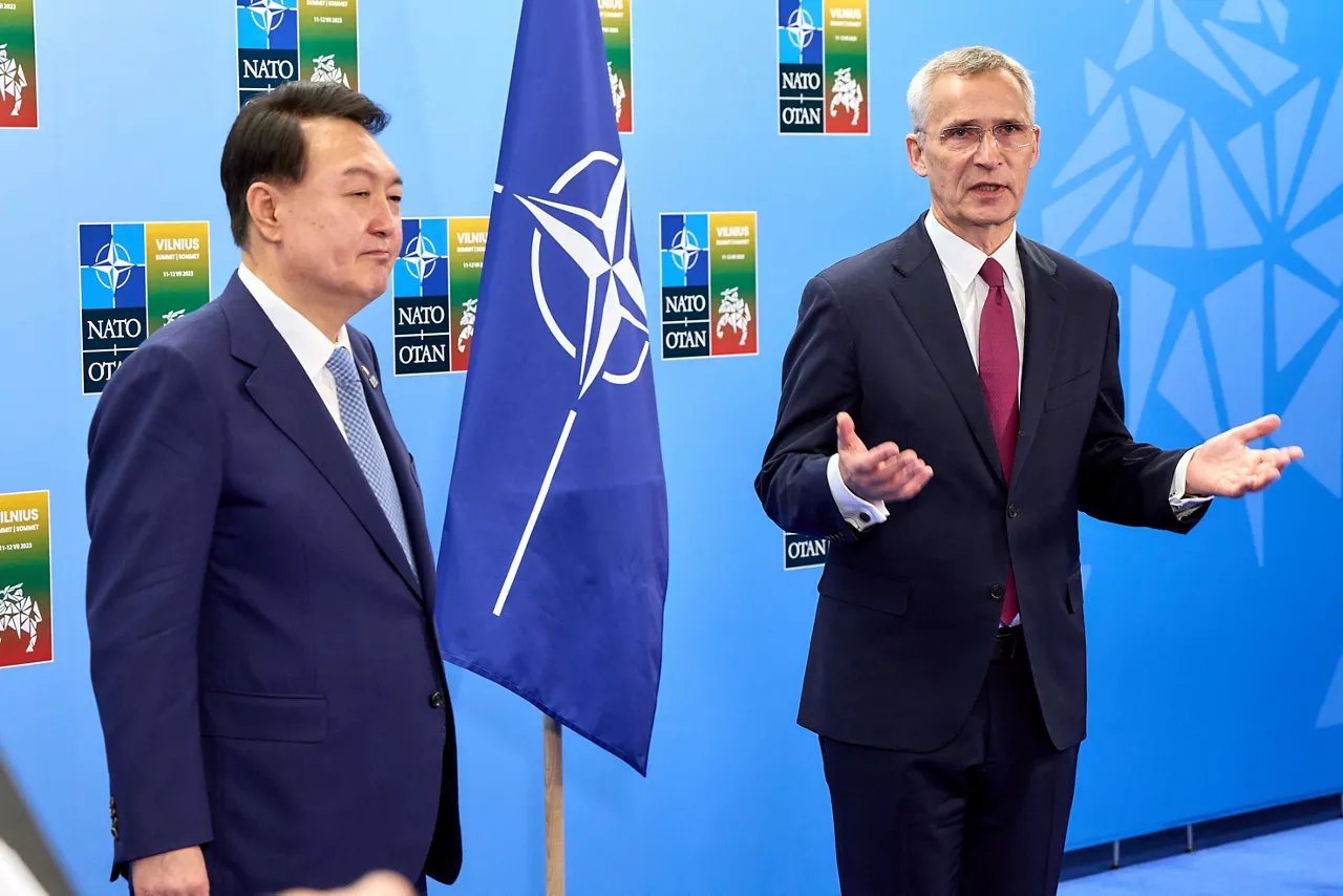Left to right: President Suk Yeol Yoon (Republic of Korea) and NATO Secretary General Jens Stoltenberg