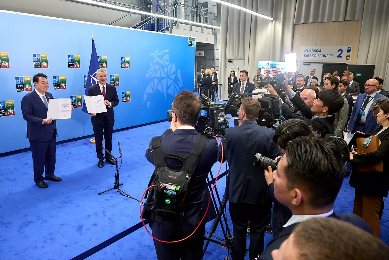 Left to right: President Suk Yeol Yoon (Republic of Korea) and NATO Secretary General Jens Stoltenberg