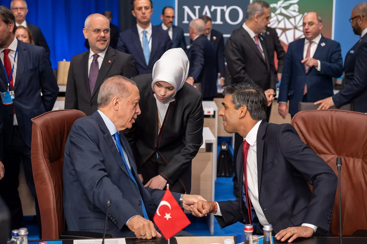 Left to right: President Recep Tayyip Erdogan (Türkiye) talking with Rishi Sunak (UK Prime Minister)