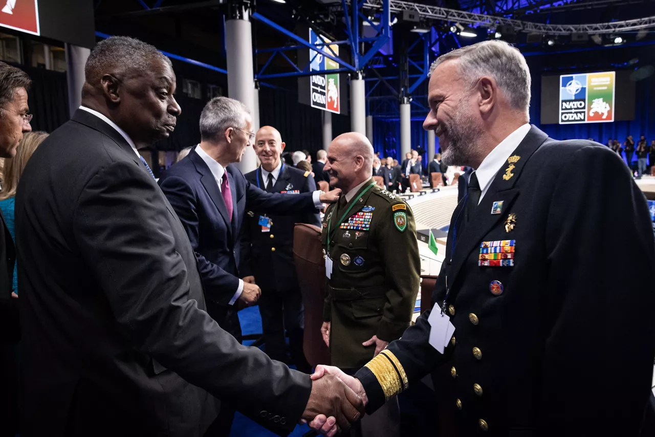 Left to right: Lloyd J. Austin III (US Secretary of Defense) shaking hands with Admiral Rob Bauer (Chair NATO Military Committee)