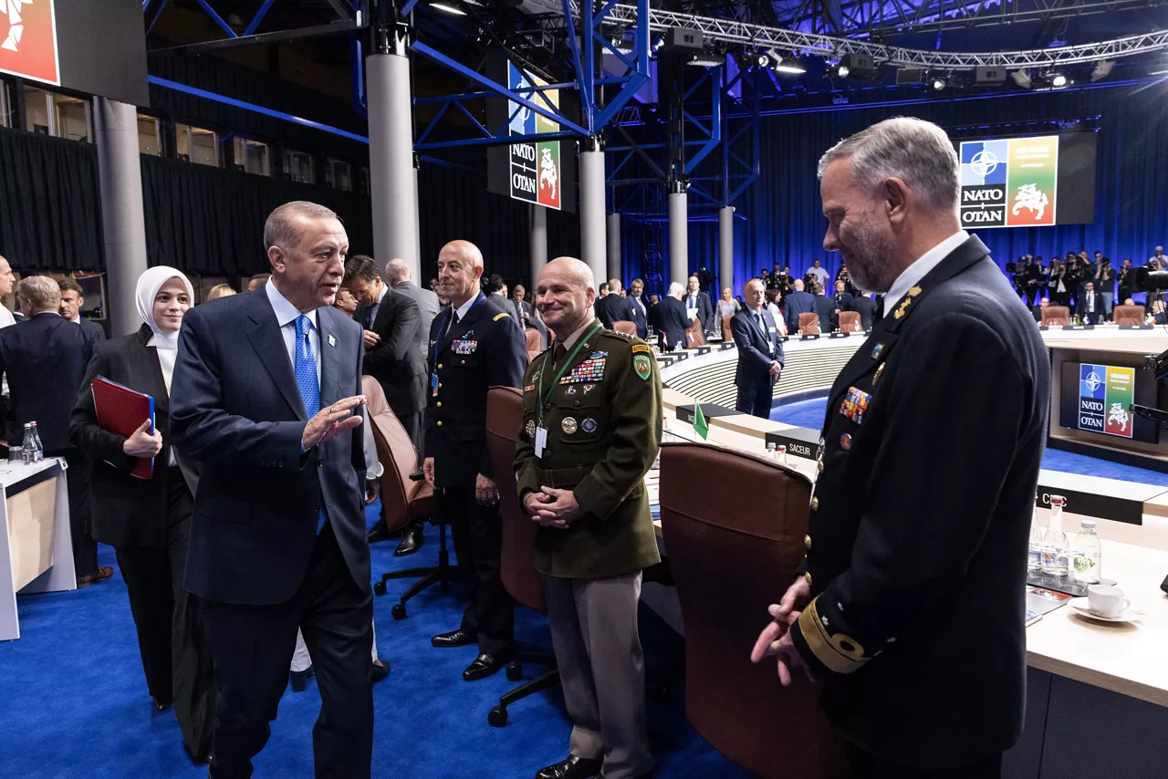 Left to right: President Recep Tayyip Erdogan (Türkiye) with Admiral Rob Bauer (Chair NATO Military Committee)