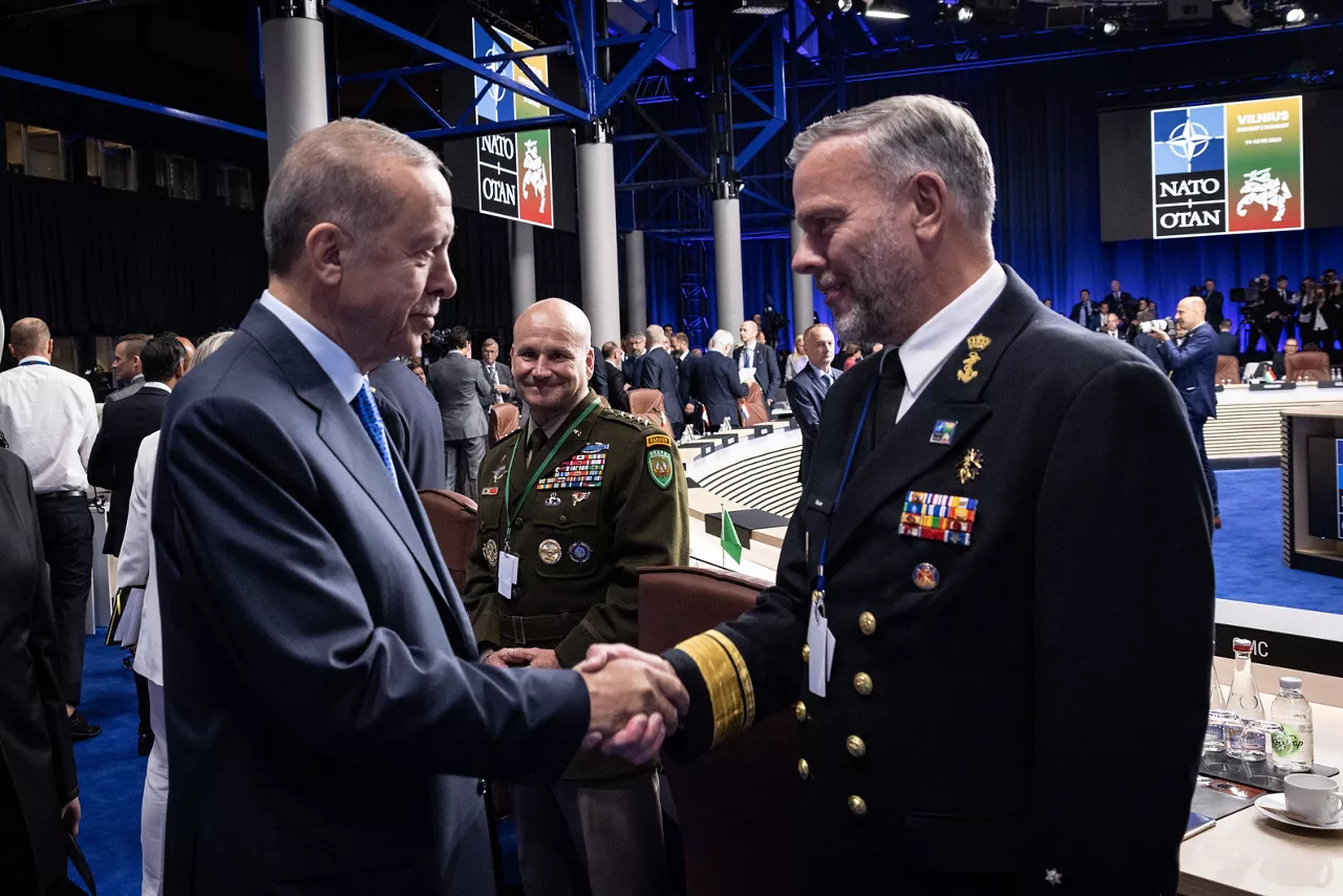 Left to right: President Recep Tayyip Erdogan (Türkiye) with Admiral Rob Bauer (Chair NATO Military Committee)