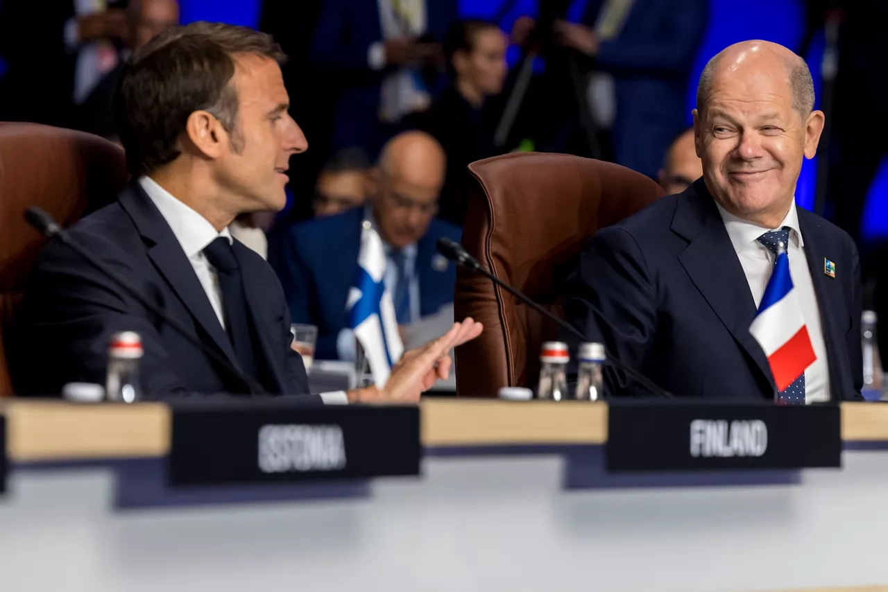 Left to right: President Emmanuel Macron (France) with Chancellor Olaf Scholz (Germany)