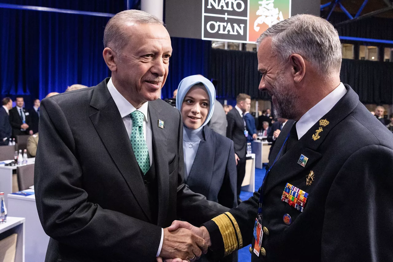 Left to right: President Recep Tayyip Erdogan (Türkiye) shaking hands with Admiral Rob Bauer (Chair NATO Military Committee)