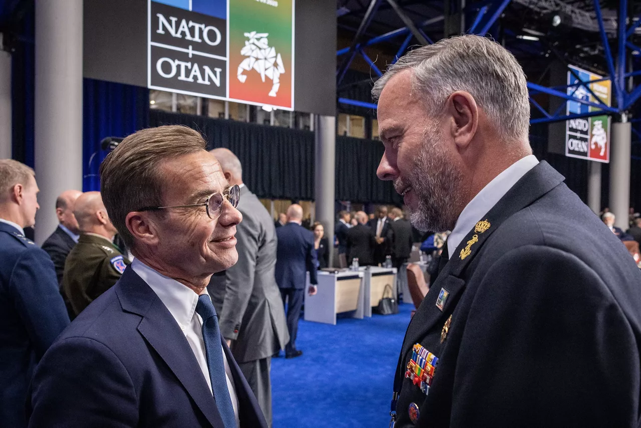 Left to right: Ulf Kristersson (Prime Minister of Sweden) talking with Admiral Rob Bauer (Chair NATO Military Committee)