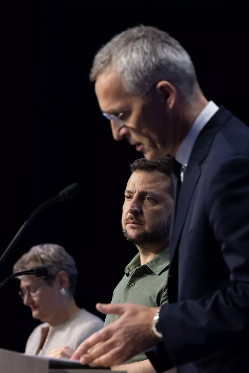 Left to right: President Volodymyr Zelenskyy (Ukraine) with NATO Secretary General Jens Stoltenberg