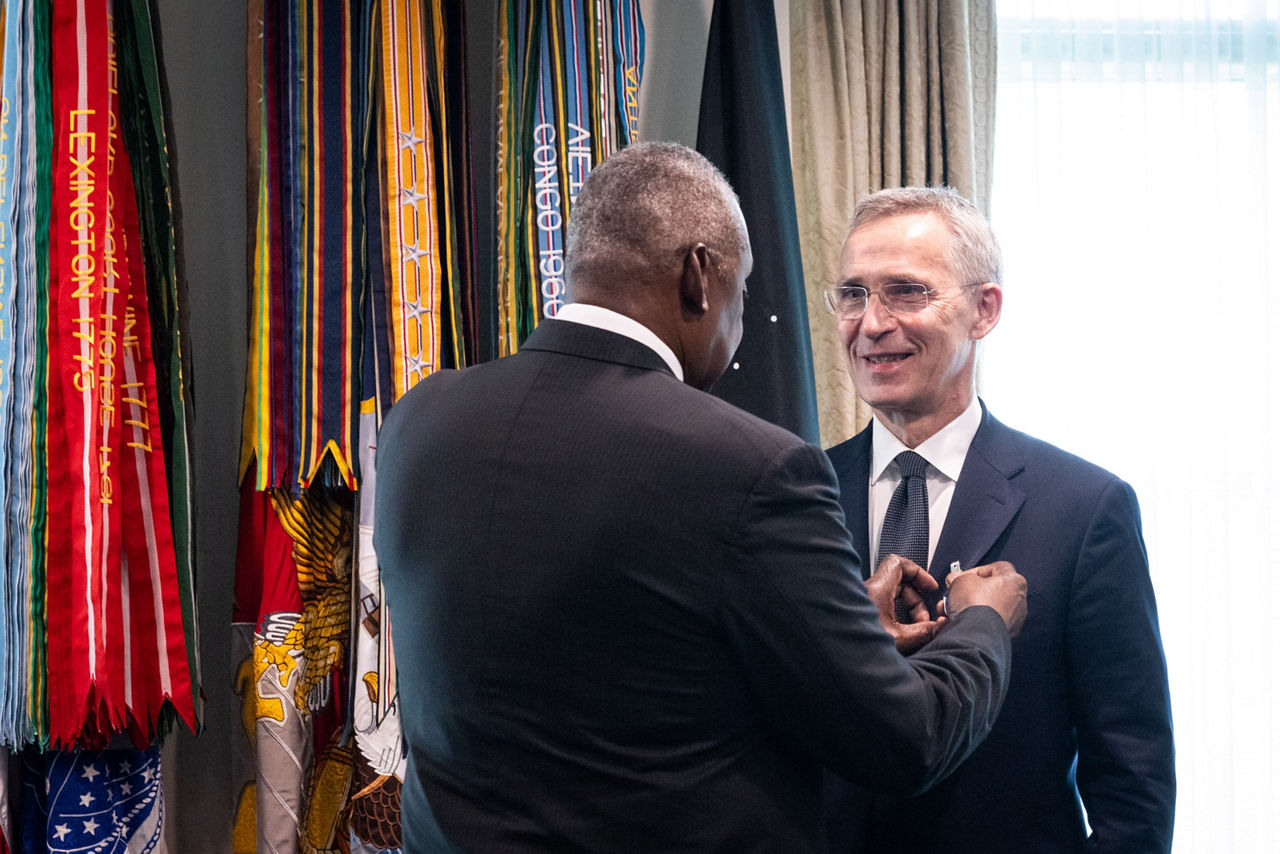 Left to right: Lloyd J.Austin III (US Secretary of Defense) awarding the medal to NATO Secretary General Jens Stoltenberg