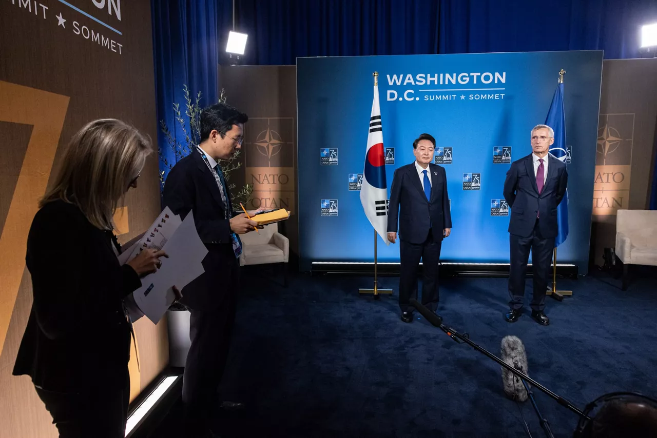 Left to right: President Yoon Suk Yeol (Republic of Korea) with NATO Secretary General Jens Stoltenberg
