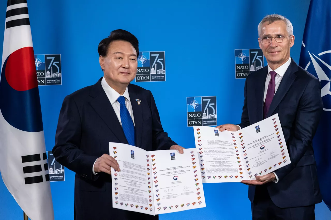 Left to right: President Yoon Suk Yeol (Republic of Korea) with NATO Secretary General Jens Stoltenberg