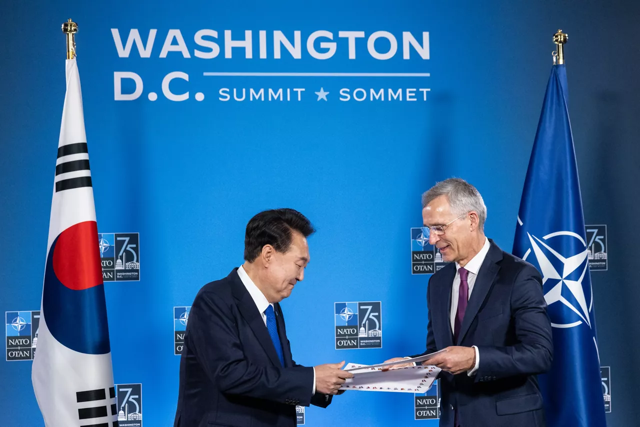 Left to right: President Yoon Suk Yeol (Republic of Korea) with NATO Secretary General Jens Stoltenberg