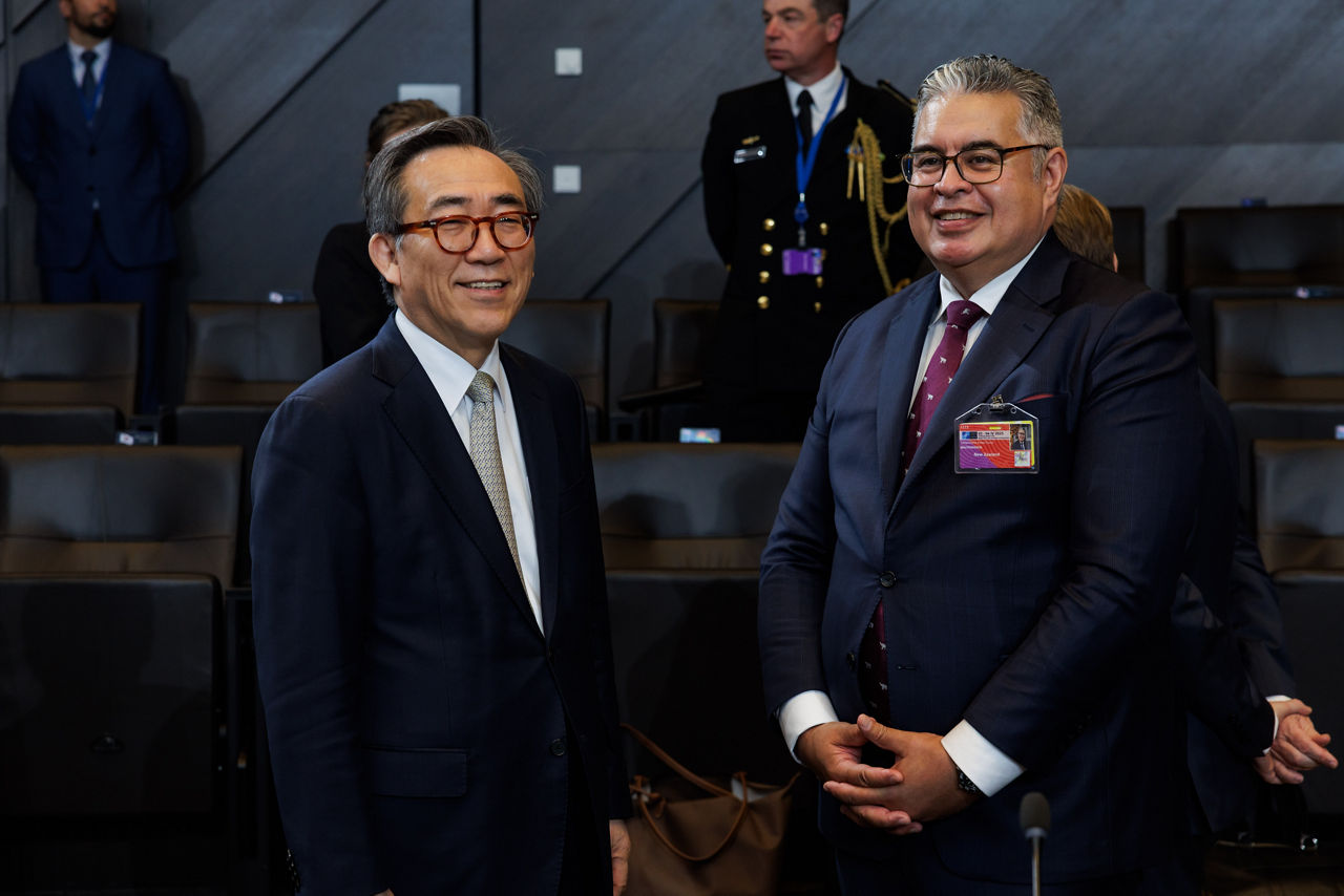 Tae-yul Cho (Minister of Foreign Affairs, Republic of Korea) and Taha Macpherson (Deputy Chief Executive, Ministry of Foreign Affairs, New Zealand)