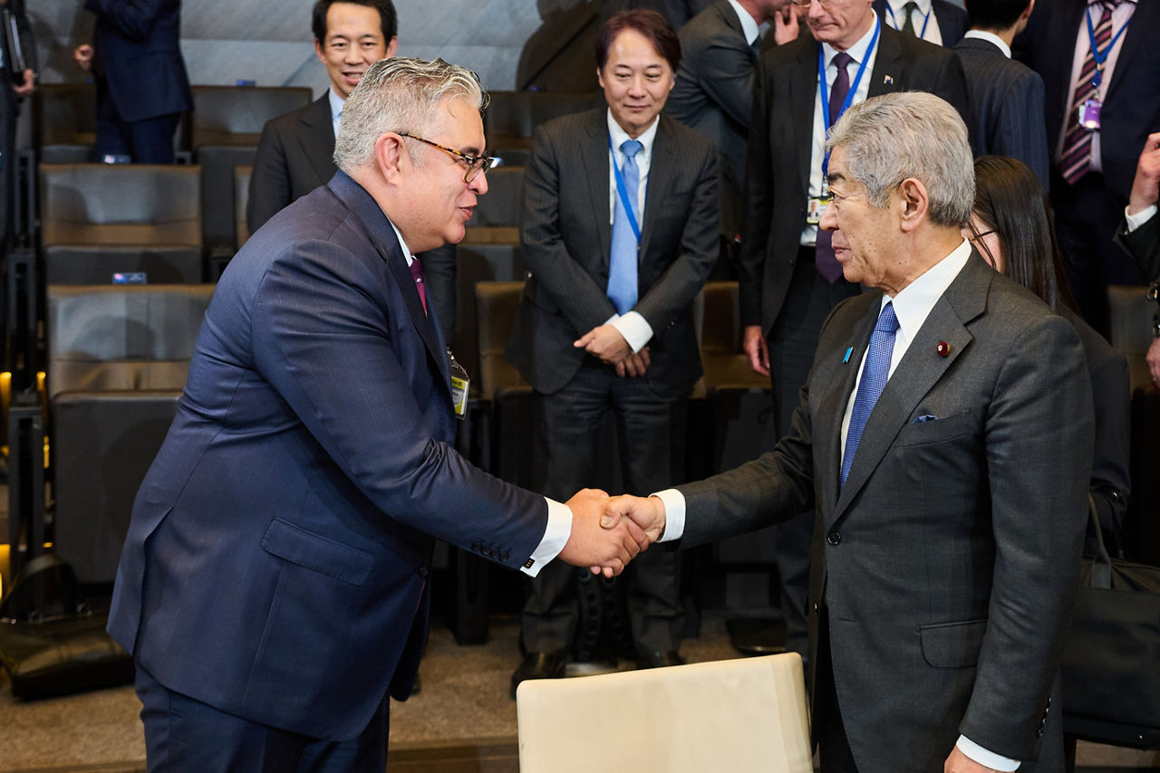 Taha Macpherson (Deputy Chief Executive, Ministry of Foreign Affairs, New Zealand) and Takeshi Iwaya (Minister of Foreign Affairs, Japan)