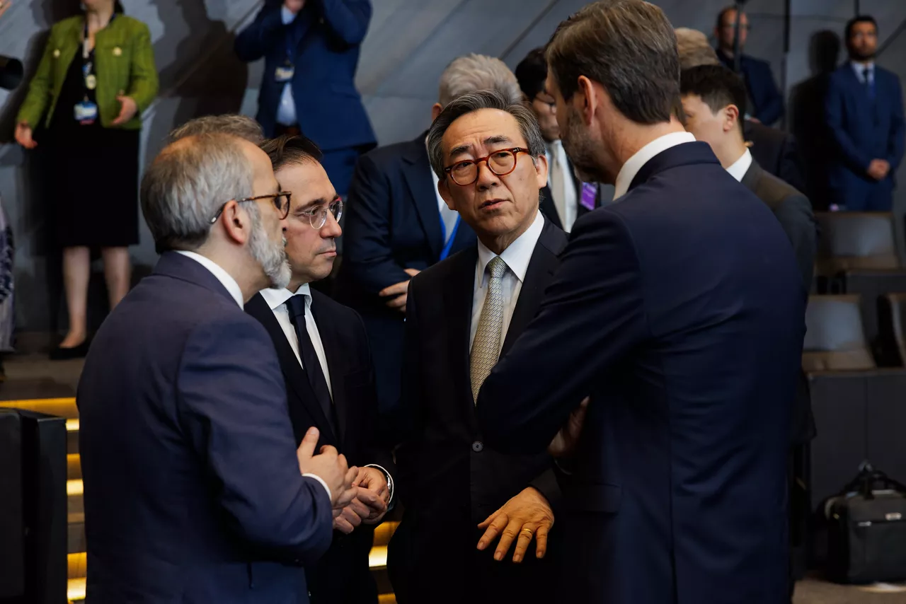 Center: Tae-yul Cho (Minister of Foreign Affairs, Republic of Korea)