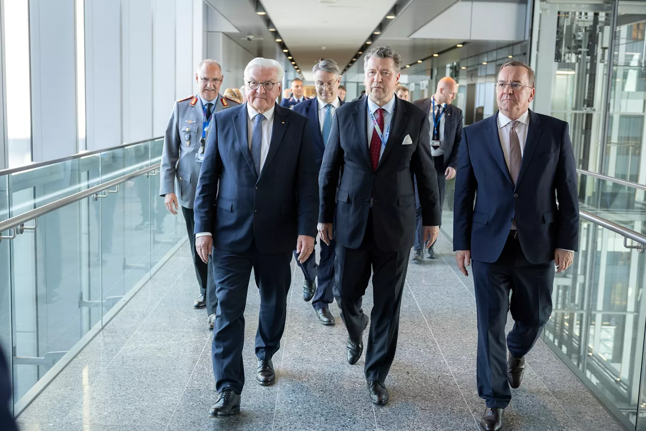 A ceremony to mark the 70th anniversary of Germany’s accession at NATO Headquarters in Brussels.
Wreath-laying ceremony by the NATO Secretary General and Germany’s Federal President
Handshake between the NATO Secretary General and Germany’s Federal President  
Germany’s Accession 70th Anniversary Celebration 