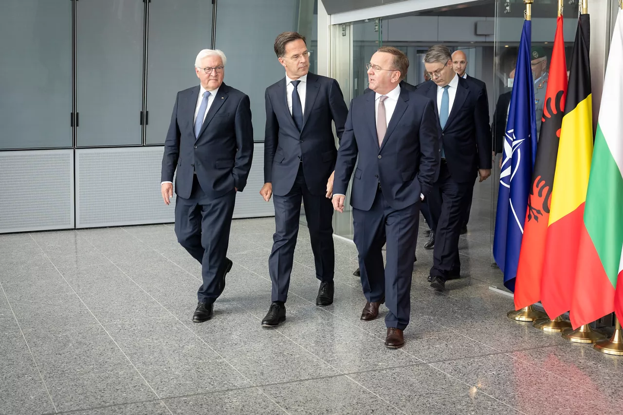 A ceremony to mark the 70th anniversary of Germany’s accession at NATO Headquarters in Brussels.
Wreath-laying ceremony by the NATO Secretary General and Germany’s Federal President
Handshake between the NATO Secretary General and Germany’s Federal President  
Germany’s Accession 70th Anniversary Celebration 