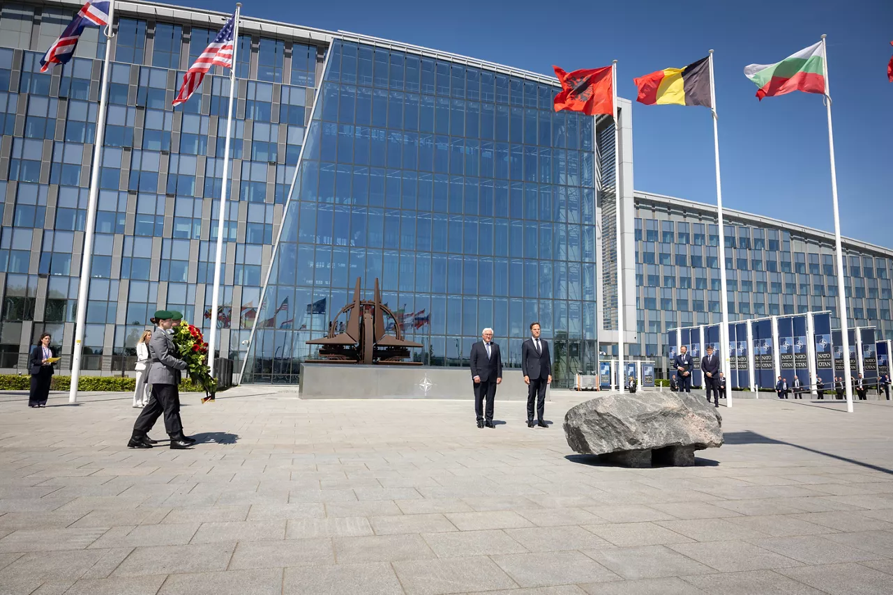 A ceremony to mark the 70th anniversary of Germany’s accession at NATO Headquarters in Brussels.
Wreath-laying ceremony by the NATO Secretary General and Germany’s Federal President
Handshake between the NATO Secretary General and Germany’s Federal President  
Germany’s Accession 70th Anniversary Celebration 