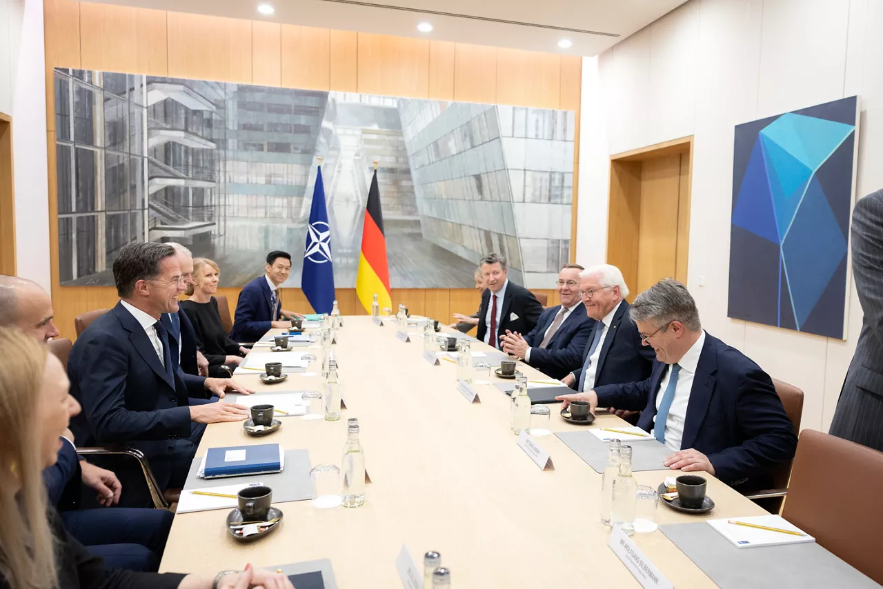 A ceremony to mark the 70th anniversary of Germany’s accession at NATO Headquarters in Brussels.
Wreath-laying ceremony by the NATO Secretary General and Germany’s Federal President
Handshake between the NATO Secretary General and Germany’s Federal President  
Germany’s Accession 70th Anniversary Celebration 