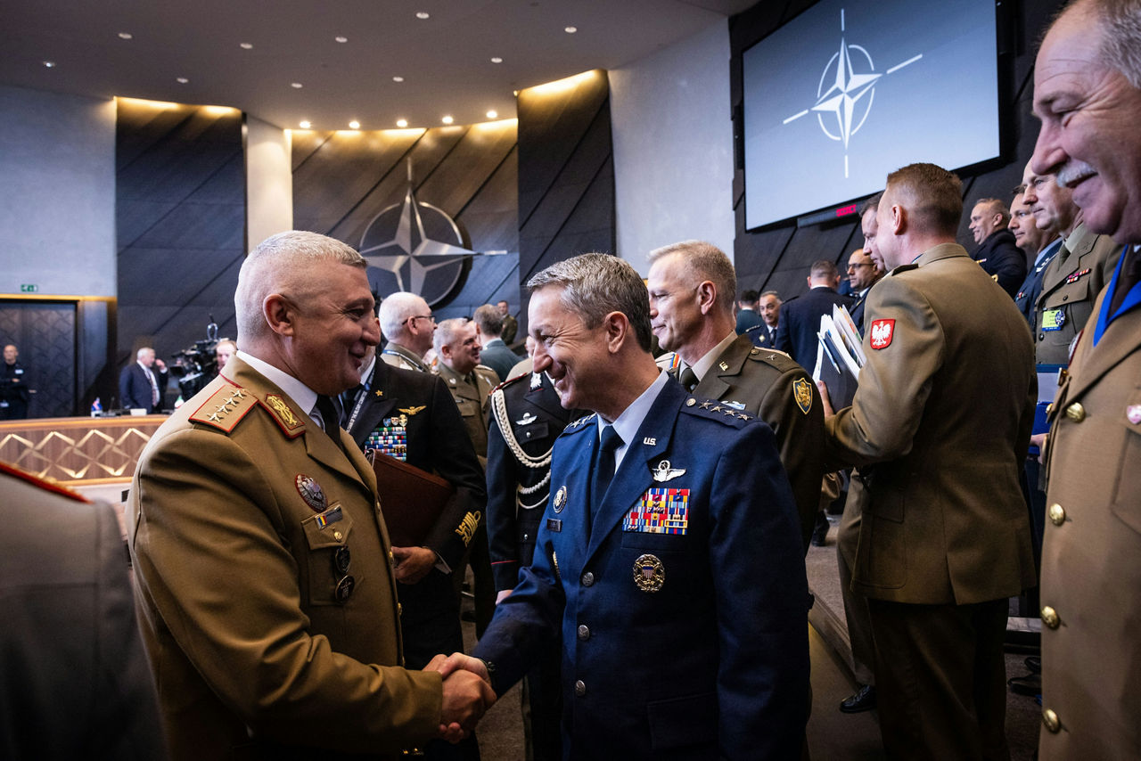 Left to Right – The NATO Chief of Defence of Romania, General Gheorghita Vlad meeting the NATO Chief of Defence of the United States of America, General Dan Caine 