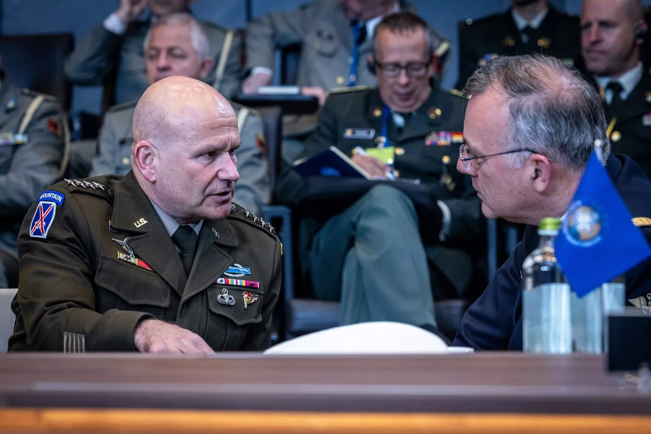 NATO Supreme Allied Commander Europe speaking with NATO Supreme Allied Commander Transformation