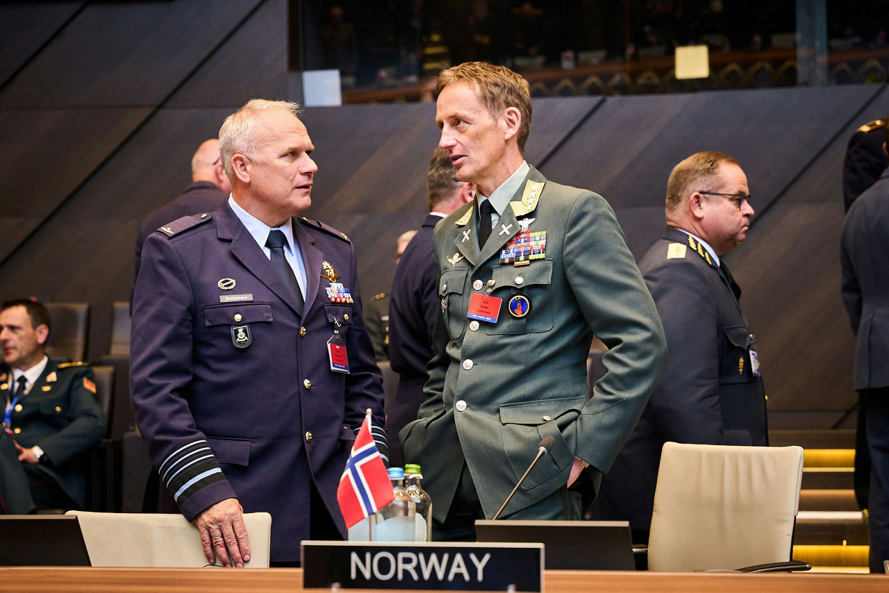 The NATO Chief of Defence of the Netherlands, General Onno Eichelsheim with the NATO Chief of Defence of Norway, General Eirik Kristoffersen