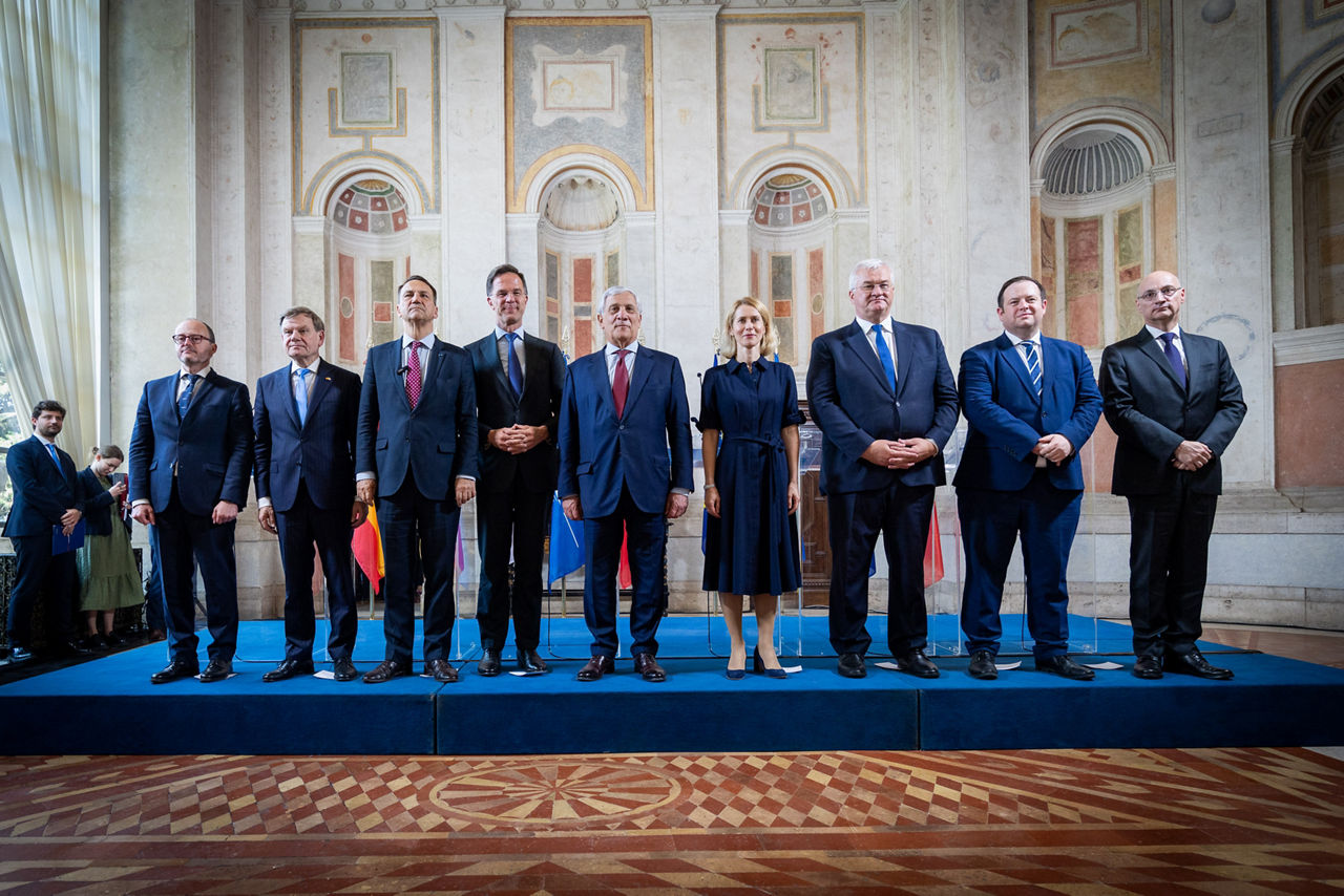 Family photo of the Weimar Plus group. Left to right: Diego Martínez Belío (State Secretary for Foreign and Global Affairs, Spain); Johann Wadephul (Minister of Foreign Affairs, Germany); Radosław Sikorski (Minister of Foreign Affairs, Poland); NATO Secretary General Mark Rutte; Antonio Tajani (Minister of Foreign Affairs, Italy); Kaja Kallas (EU High Representative); Andrii Sybiha (Minister of Foreign Affairs, Ukraine); Representative for the United Kingdom; Representative for France