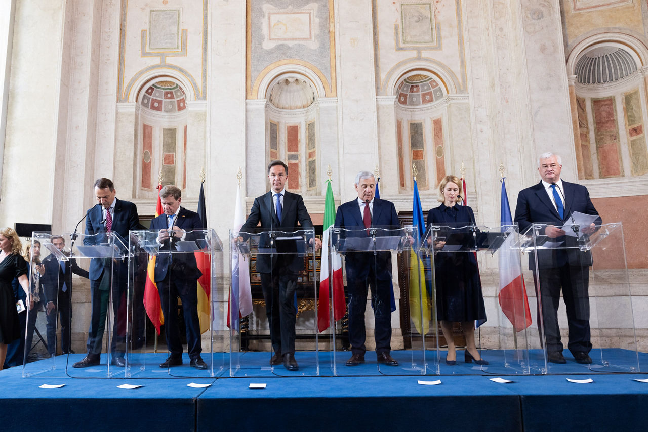 Joint press conference of the Weimar Plus group. 
Radosław Sikorski (Minister of Foreign Affairs, Poland); Johann Wadephul (Minister of Foreign Affairs, Germany); NATO Secretary General Mark Rutte; Antonio Tajani (Minister of Foreign Affairs, Italy); Kaja Kallas (EU High Representative); Andrii Sybiha (Minister of Foreign Affairs, Ukraine)