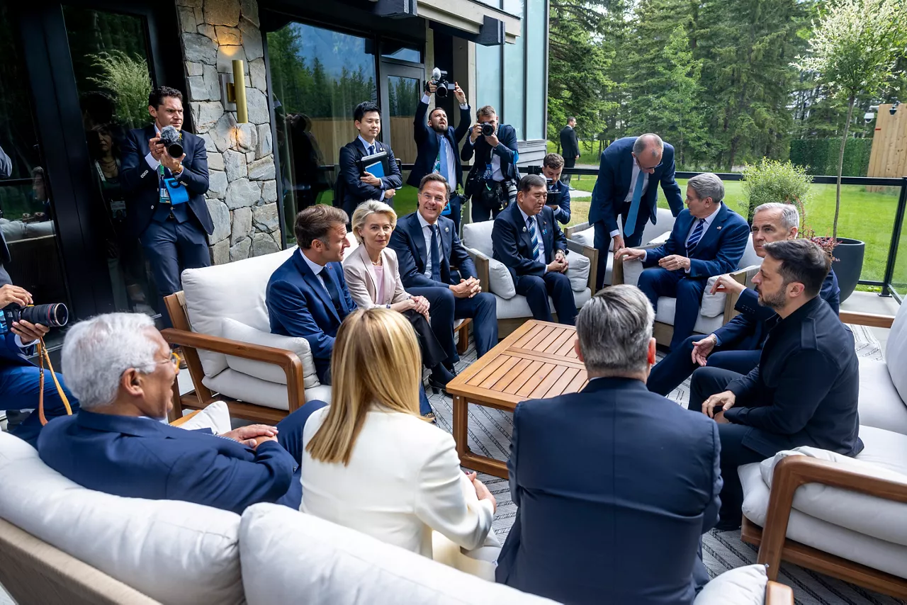 Emmanuel Macron (President of France)
Ursula von der Leyen (President of the European Commission)
NATO Secretary General Mark Rutte
Shigeru Ishiba (Prime Minister of Japan)
Friedrich Merz (Chancellor of Germany)
Scott Bessent (Secretary of the Treasury, United States)
Mark Carney (Prime Minister of Canada)
Volodymyr Zelenskyy (President of Ukraine)
Keir Starmer (Prime Minister of the United Kingdom)
Giorgia Meloni (Prime Minister of Italy)
António Costa (President of the European Council)