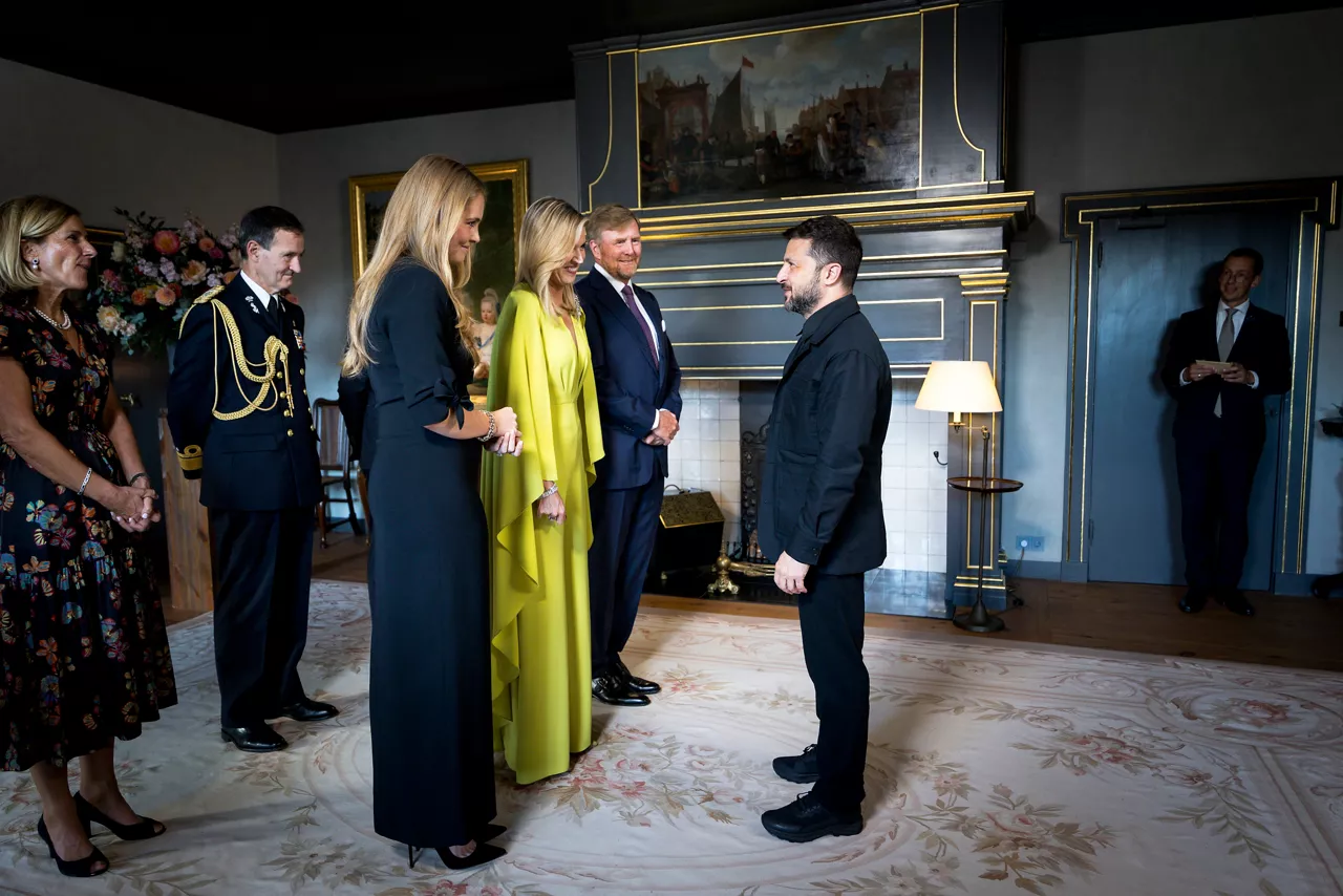 Royal dinner at Huis ten Bosch Palace NATO/OTAN Summit 2025 I June 24, 2025 
Koning Willem-Alexander en Koningin Máxima ontvingen de regeringsleiders en staatshoofden van de NAVO-landen voor een informeel diner. De premiers van Australië, Japan en Nieuw-Zeeland, de presidenten van Zuid-Korea en Oekraïne en de voorzitters van de Europese Raad en Europese Commissie waren hierbij aanwezig.
King Willem-Alexander and Queen Máxima hosted an informal dinner for the heads of state and government of the NATO countries. The prime ministers of Australia, Japan and New Zealand, the presidents of South Korea and Ukraine, and the presidents of the European Council and European Commission are also invited to attend.
