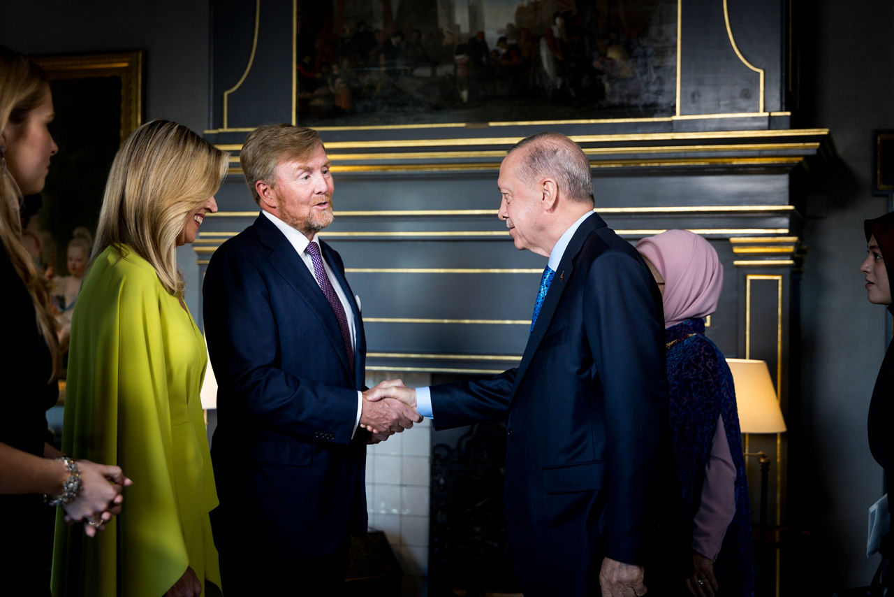 Royal dinner at Huis ten Bosch Palace NATO/OTAN Summit 2025 I June 24, 2025 
Koning Willem-Alexander en Koningin Máxima ontvingen de regeringsleiders en staatshoofden van de NAVO-landen voor een informeel diner. De premiers van Australië, Japan en Nieuw-Zeeland, de presidenten van Zuid-Korea en Oekraïne en de voorzitters van de Europese Raad en Europese Commissie waren hierbij aanwezig.
King Willem-Alexander and Queen Máxima hosted an informal dinner for the heads of state and government of the NATO countries. The prime ministers of Australia, Japan and New Zealand, the presidents of South Korea and Ukraine, and the presidents of the European Council and European Commission are also invited to attend.
