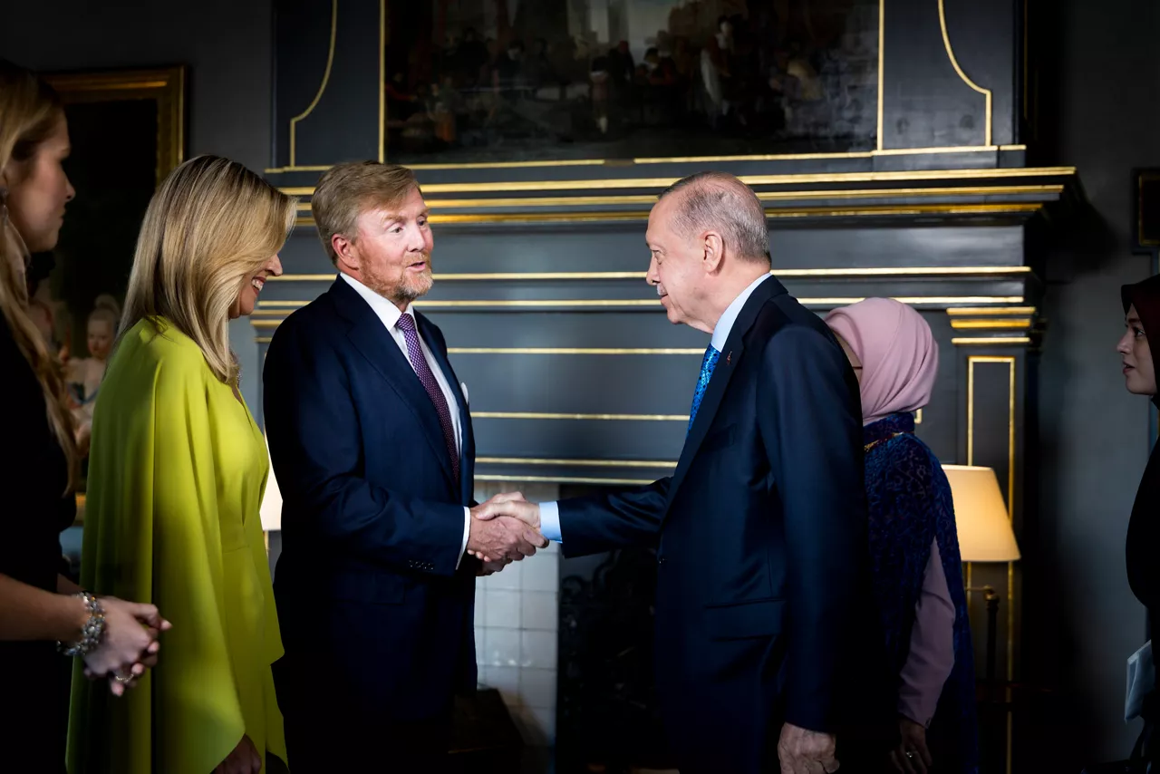 Royal dinner at Huis ten Bosch Palace NATO/OTAN Summit 2025 I June 24, 2025 
Koning Willem-Alexander en Koningin Máxima ontvingen de regeringsleiders en staatshoofden van de NAVO-landen voor een informeel diner. De premiers van Australië, Japan en Nieuw-Zeeland, de presidenten van Zuid-Korea en Oekraïne en de voorzitters van de Europese Raad en Europese Commissie waren hierbij aanwezig.
King Willem-Alexander and Queen Máxima hosted an informal dinner for the heads of state and government of the NATO countries. The prime ministers of Australia, Japan and New Zealand, the presidents of South Korea and Ukraine, and the presidents of the European Council and European Commission are also invited to attend.
