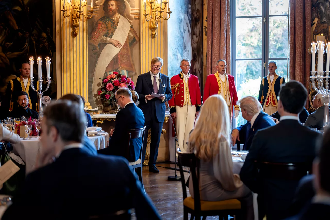 Royal dinner at Huis ten Bosch Palace NATO/OTAN Summit 2025 I June 24, 2025 
Koning Willem-Alexander en Koningin Máxima ontvingen de regeringsleiders en staatshoofden van de NAVO-landen voor een informeel diner. De premiers van Australië, Japan en Nieuw-Zeeland, de presidenten van Zuid-Korea en Oekraïne en de voorzitters van de Europese Raad en Europese Commissie waren hierbij aanwezig.
King Willem-Alexander and Queen Máxima hosted an informal dinner for the heads of state and government of the NATO countries. The prime ministers of Australia, Japan and New Zealand, the presidents of South Korea and Ukraine, and the presidents of the European Council and European Commission are also invited to attend.
