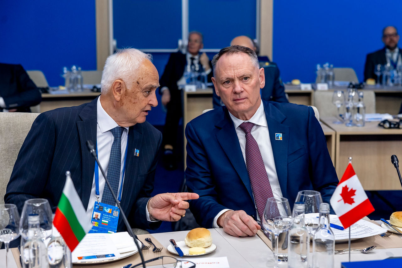 Atanas Zapryanov (Minister of Defence, Bulgaria) and David McGuinty (Minister of Defence, Canada)