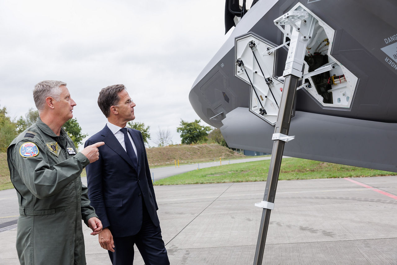 NATO Secretary General Mark Rutte and the Commandander Air Combat Command (ACC), commodore Marcel van Egmond
