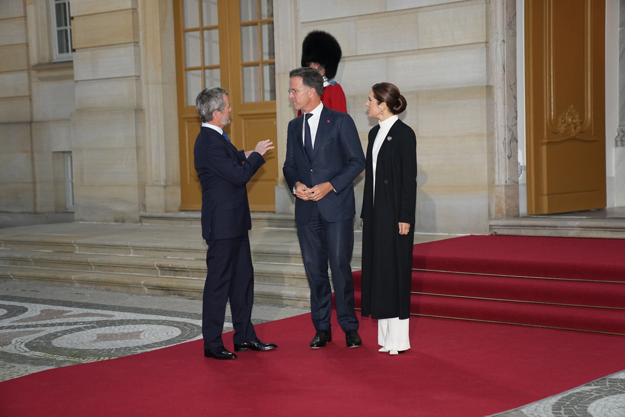 King Frederik and Queen Mary welcome the EU's heads of government and state to dinner at Amalienborg Palace, Copenhagen, Denmark, Wednesday, October 1, 2025. The royal couple are hosting a dinner on the occasion of a meeting of the European Political Community, EPC. PRPOOL. (Foto: Ida Marie Odgaard/Scanpix 2025)