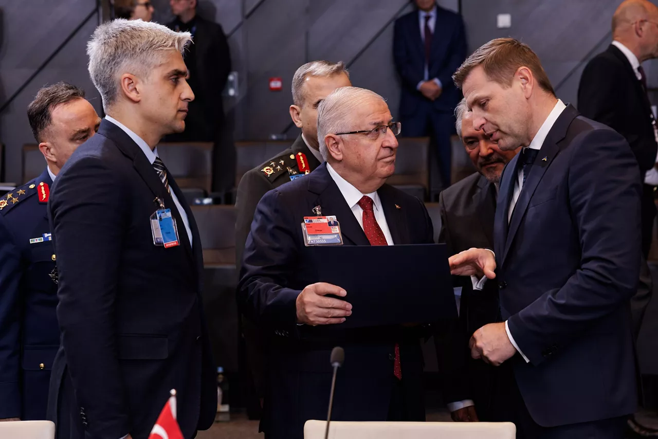 Centre and right: Yaşar Güler (Minister of Defence, Türkiye) and Hanno Pevkur (Minister of Defence, Estonia)