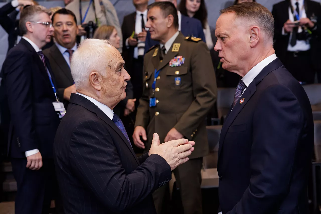 Atanas Zapryanov (Minister of Defence, Bulgaria) and David McGuinty (Minister of Defence, Canada)