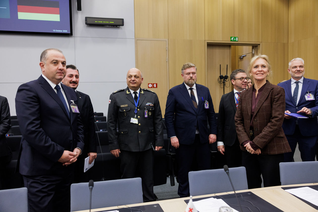 Left and right: Irakli Chikovani (Minister of Defence, Georgia) and Þorgerður Katrín Gunnarsdóttir (Minister of Foreign Affairs, Iceland)