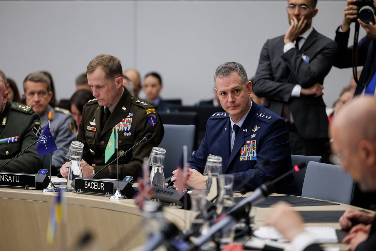 Lieutenant General Curtis Buzzard (Commander NATO Security Assistance and Training for Ukraine) and Supreme Allied Commander Europe, General Alexus G. Grynkewich